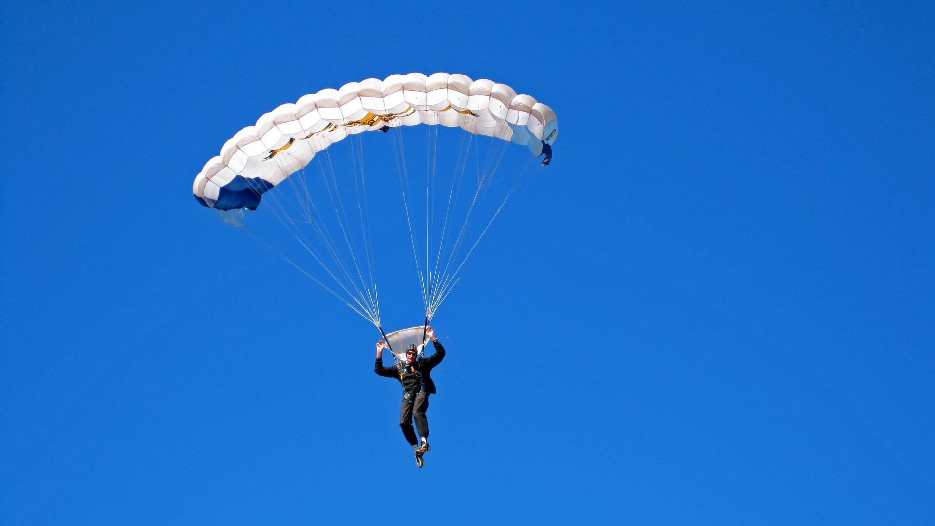 城市篮球节大型快闪活动吸引民众广泛参与传播体育精神，篮球文化节